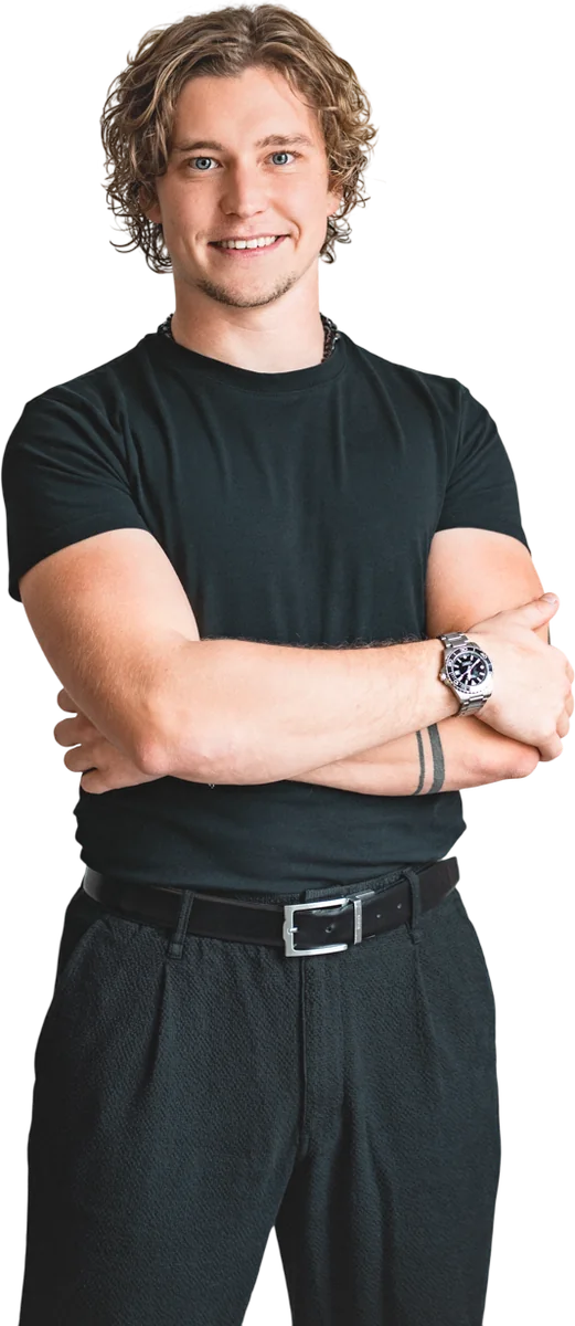 Radek Větrovský, realitní makléř RE/MAX Příbram, se založenými rukama